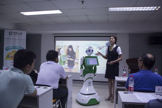 中国人寿保险公众开放日小宝机器人现场为客户服务
