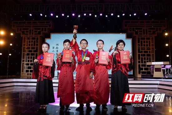 　7月27日，“小先生·十五志于学”第二届湖南省青少年国学大赛全省总决赛在长沙普瑞酒店举行。图为邵阳代表队夺冠。