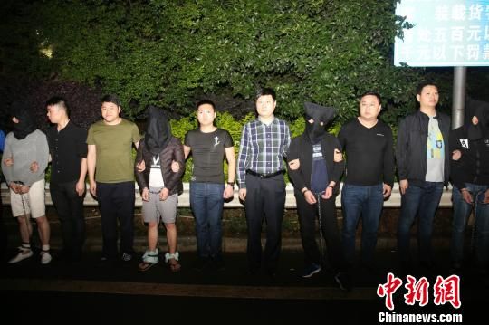 郴州市公安局民警抓捕犯罪嫌疑人 钟欣 摄