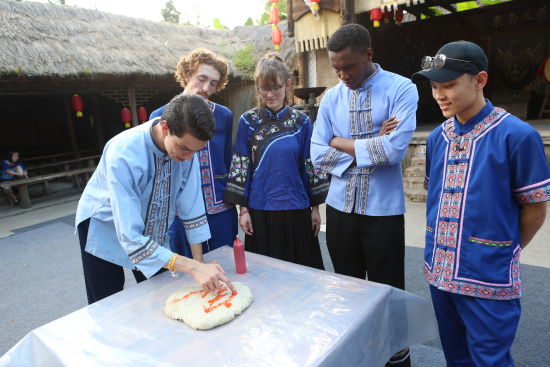 汉语桥选手在湖南省张家界体验土家族传统食品制作