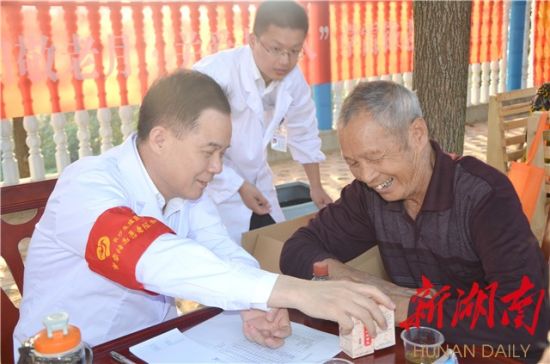 全国最美志愿者、中国好人、长沙生殖医学医院院长刘习明在坪塘街道廖月娥敬老院为老人们进行义诊。