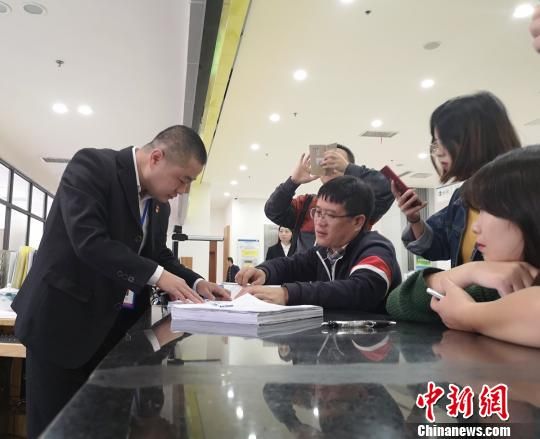 朱贤文正在长沙县政务服务中心了解工厂报建审批程序。　唐小晴 摄
