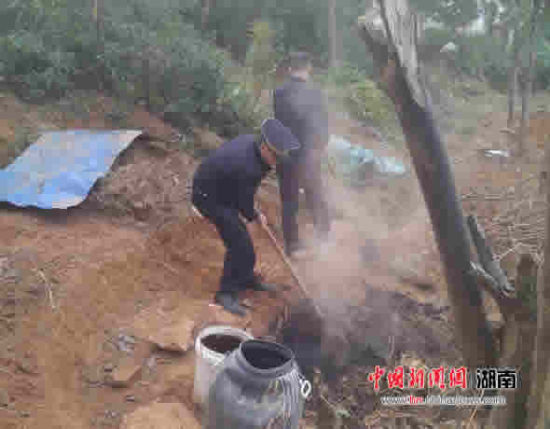 东湖村八组陈某在焚烧垃圾。
