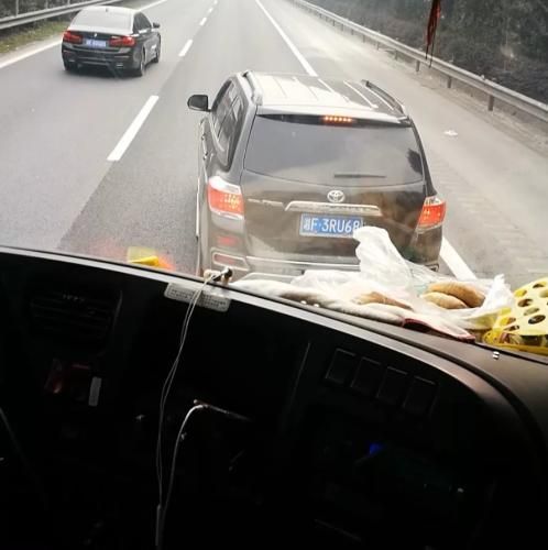 图片来源：湖南省高速公路交通警察局官方微信公众号