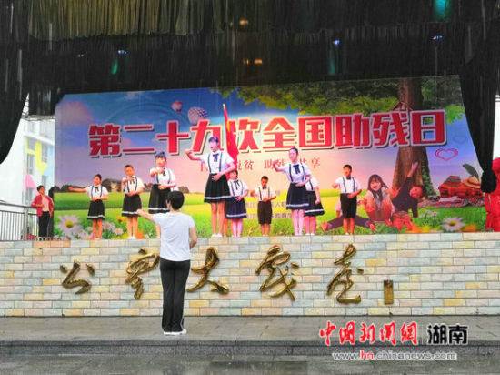 湖南桃江26位政协委员捐资改造特校教室照明。