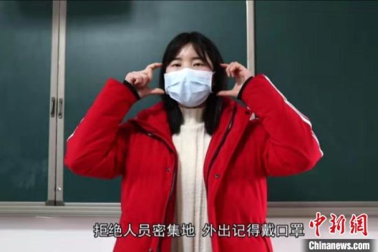 　任淑怡正在录制手语视频。　永州市特殊教育学校供图