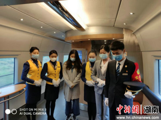 广铁集团长沙客运段动二车队班组与旅客