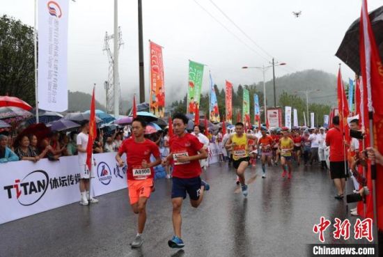 1000余位跑者湘西“健康跑”。主办方供图