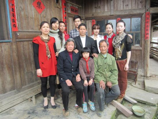 2012年4月，杨薪丹与“爸爸妈妈团”合影。 