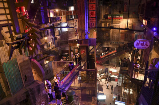 集网红餐饮店、旅游打卡地、城市新文化地标于一体的美食“迪士尼”海信广场“超级文和友”。杨华峰 摄