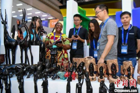 2019年6月，在湖南长沙举行的首届中国-非洲经贸博览会上，来自非洲的手工艺品吸引参观者驻足咨询。杨华峰 摄