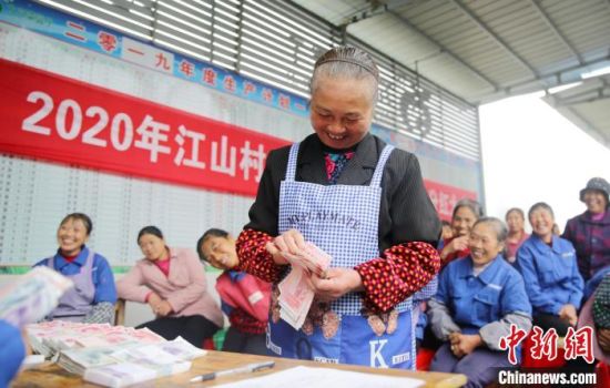 10月16日，桂东县沤江镇江山村，村民在依次领取今年的分红和9月份工资。　邓仁湘 摄