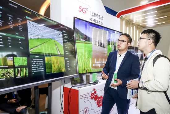湖南联通展示5G+智慧农业。鲁毅 摄