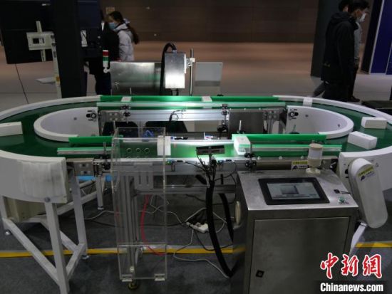 湖南易码智能科技有限公司研发的药盒三期码视觉检测设备可为每条传统生产线减少三名工人。　王昊昊 摄