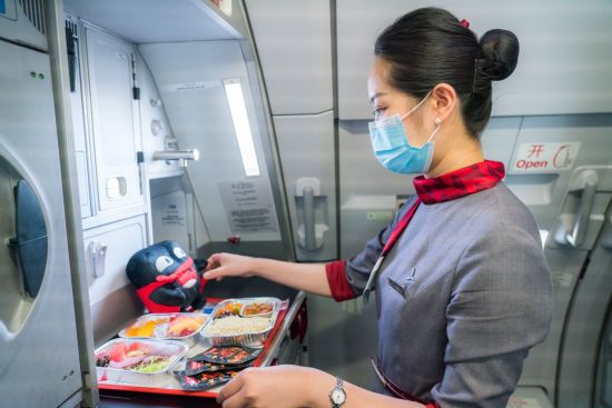  湖南航空将本地特色小吃臭豆腐、辣椒酱等加入航班配餐。