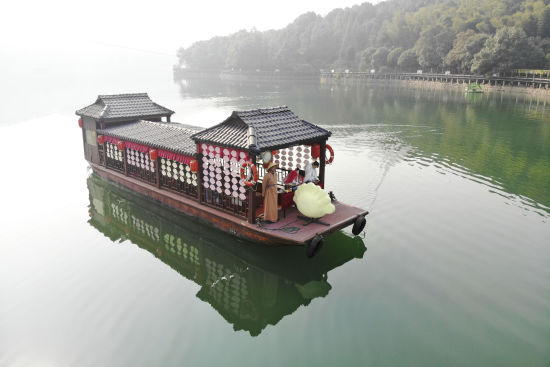 湖心“饺子坊”在水面上行驶。