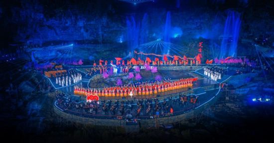 芙蓉镇举办大型山水交响晚会 。