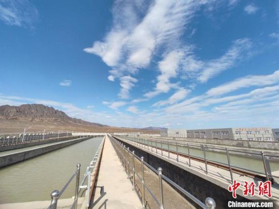 天山脚下的鄯善县山南三乡一镇安全饮水巩固提升工程。　邓霞 摄