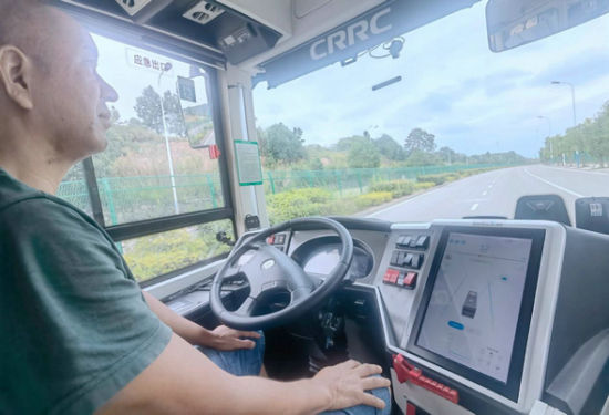 2021年9月7日，在湖南湘江新区智能系统测试区，无人驾驶公交车平稳地行驶在道路上。　刘双双 摄