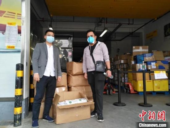 Haky (right) donates anti-epidemic materials to Hunan. [Photo/ Hunan-Africa Enterprise Cooperation Center]