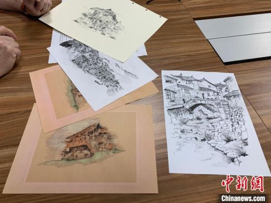 Mario Pastore’s paintings of Hunan’s picturesque scenery. [Photo/ Lu Yi]