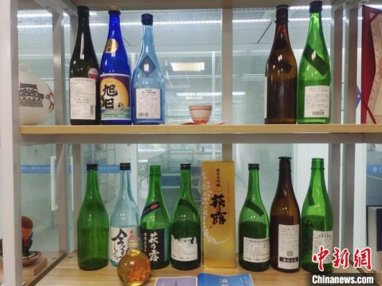 Sake exhibited in Dai Ogino’s office. [Photo/ Tang Xiaoqing]