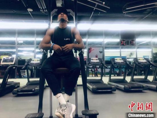 Wang Dawei (Chinese name) makes many friends as a fan of sports and workout. [Photo provided to CNS]