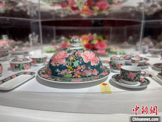 醴陵陶瓷与茶颜悦色联合推出的合作款。　傅聪 摄