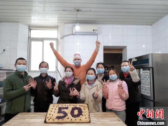 2020年，吴正荣和员工一起庆祝50岁生日。　受访者供图