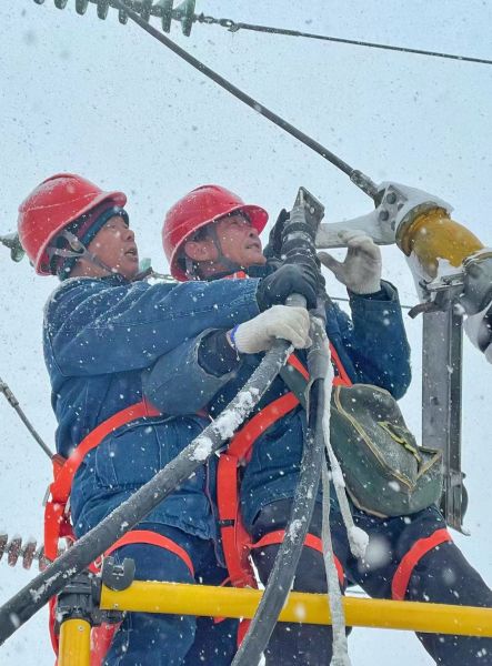12月26日，变电检修公司员工在220千伏公坪变进行低温雨雪天气保电检修，确保电网设备安全稳定运行。