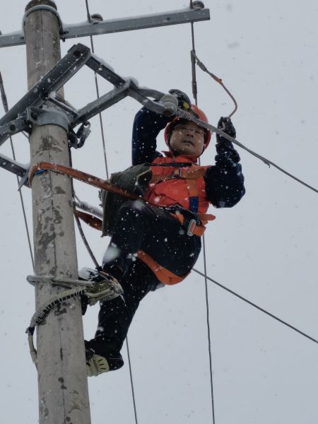 12月26日，国网芷江县供电公司应急值班人员来到10千伏河西II线景星寺台区对供电设施进行全面巡视