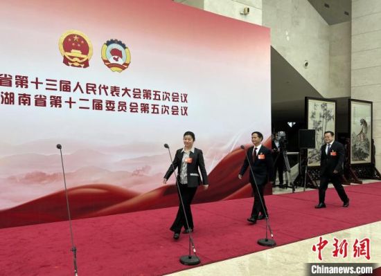 湖南省十三届人大五次会议第二场“代表通道”开启。　刘曼 摄