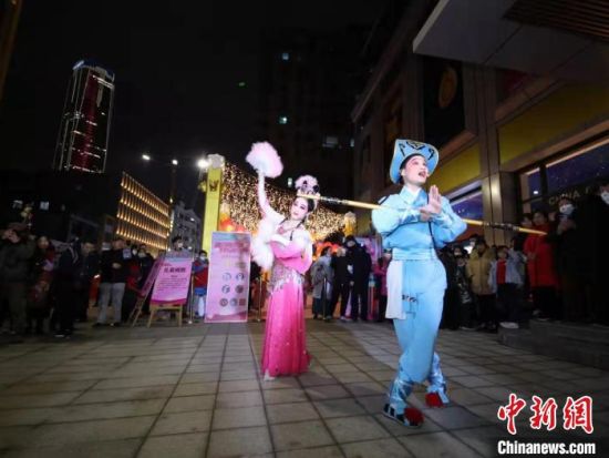 “中国黄金街”共同欢庆元宵。　龙欣 摄