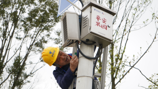 电信装维工程师在长沙县果园镇安装调测可视云喇叭设备