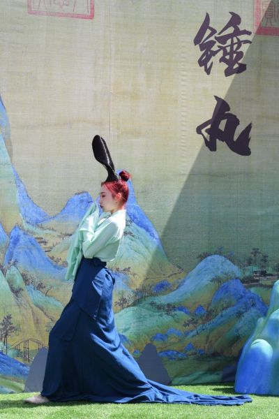 舞者表演《千里江山�D》��景舞蹈。