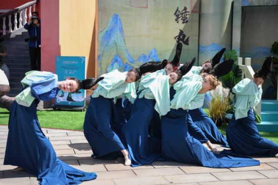 舞者身着古装跳起了《千里江山图》实景舞蹈。