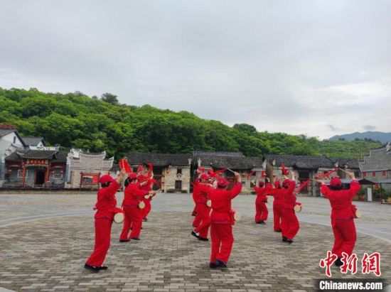湖南汝城沙洲村的村民利用空余时间跳广场舞。　唐小晴 摄