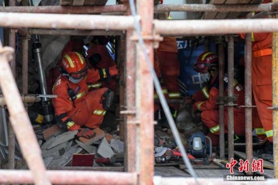 5月1日晚，长沙望城区“4.29”居民自建房倒塌事故现场，经过50多个小时的救援，第7名被困人员被救出。 杨华峰 摄