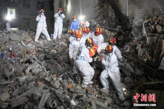 资料图：湖南长沙居民自建房倒塌事故第10名被困人员被成功救出。 杨华峰 摄