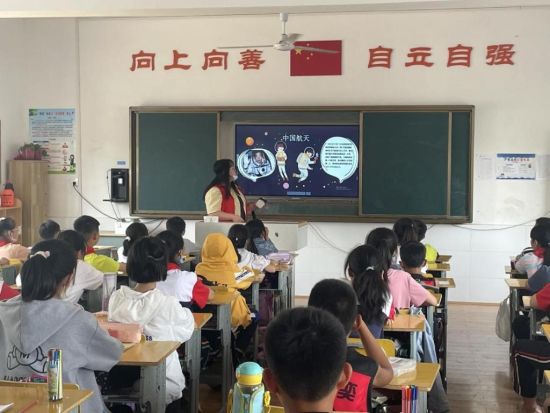 湖南工艺美院学生周雅妮给同学们上课。