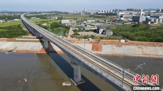 常益长高铁益长段线路长约64.2km，其中正线桥梁和隧道43座。　广铁集团供图