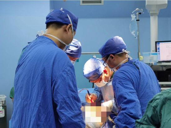 医生为患者进行人工关节置换手术。