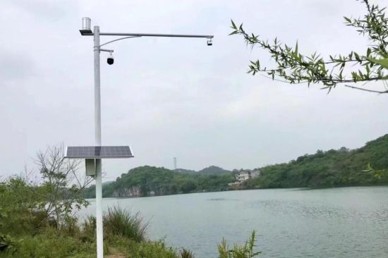 东安县湘江河边的高清监控设施。 东安县水利局供图。