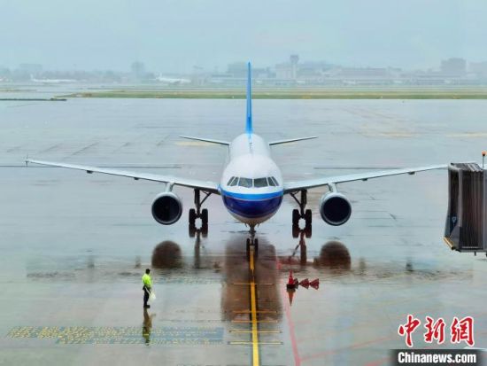 今年4月3日以来，南航上海分公司运送保障各地医疗队进出港包机共计78架次。　南航供图