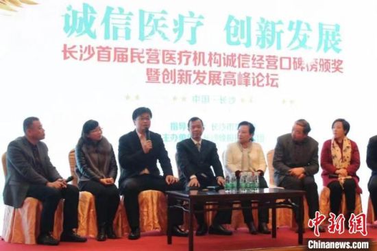 　“登陆”近10年，王顺正(左三)参加过不少医卫交流活动。　受访者供图