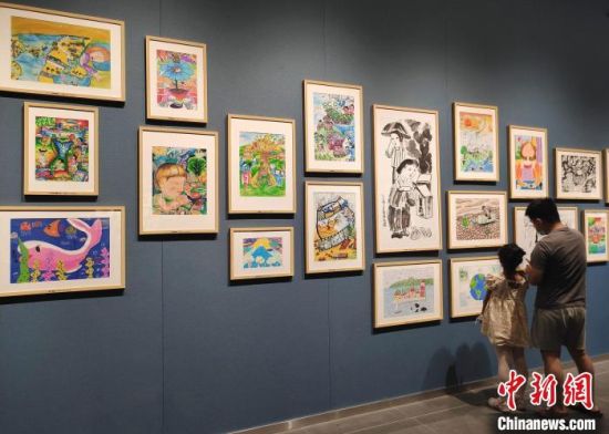 此次展览共展出近300幅少儿绘画作品。　邓霞 摄