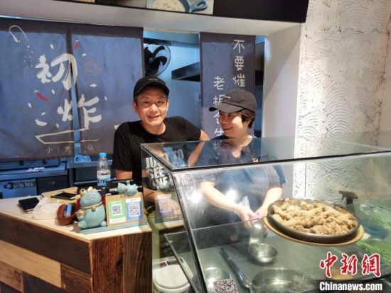 林进利夫妻俩一起制作台湾小吃。　向一鹏 摄