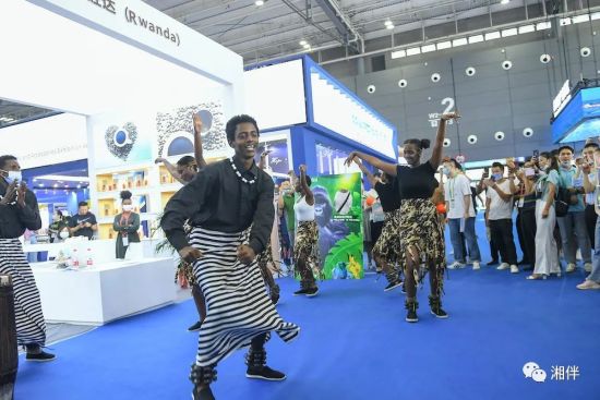 2021年9月28日，长沙国际会展中心，观众在卢旺达展区观看舞蹈表演。当天，第二届中国-非洲经贸博览会主展馆向公众免费开放。华声在线全媒体记者童迪 摄