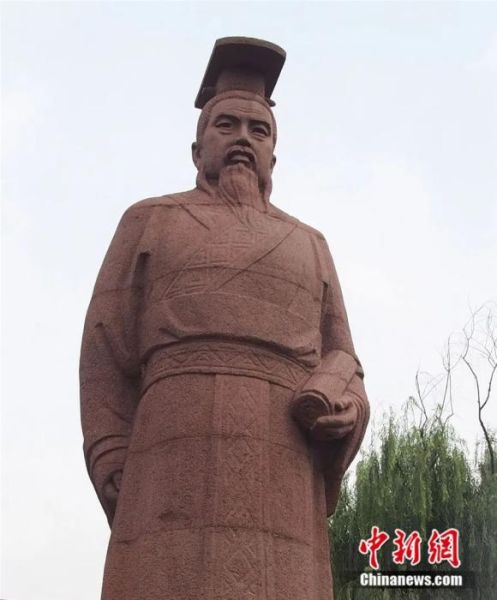 河南安阳汤阴县�h里城拍摄的周文王石像。中新社记者 郑巧 摄