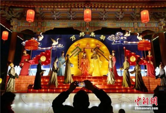 2018年首届华清宫唐宫灯会上的万国来朝景观。中新社记者 张远 摄